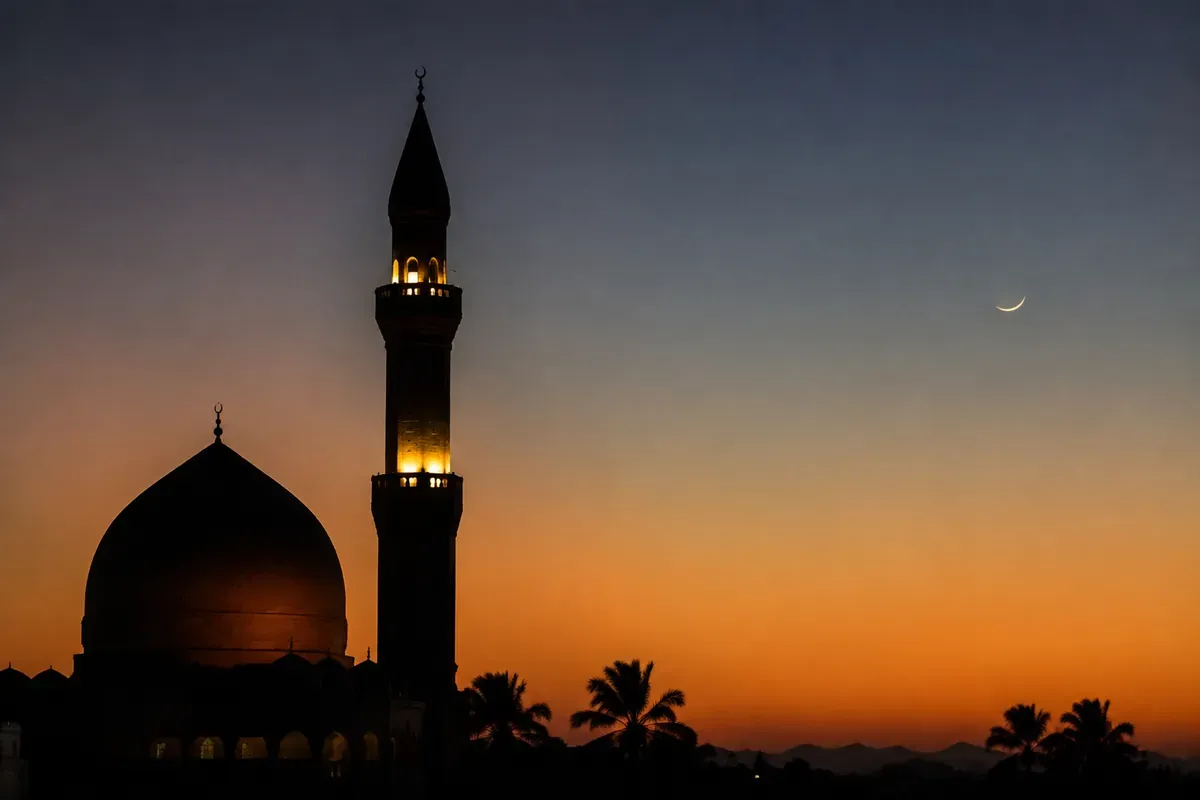 Silhouette d'une mosquee et de son minaret au crepuscule